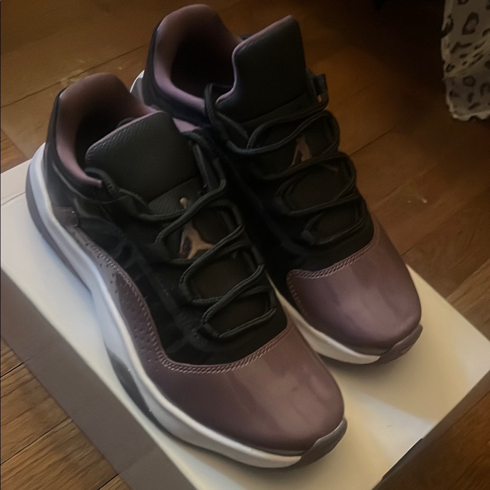 Women’s Low-Top Casual Sneakers in Mauve and Black
